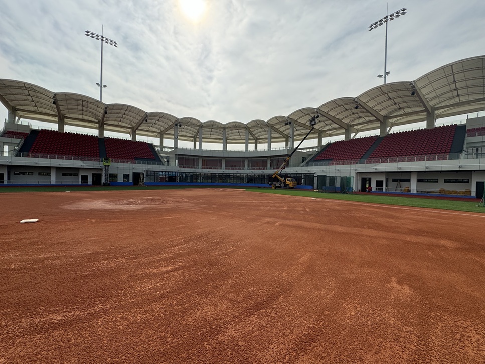 Baseball Stadium Seating: Aluminum Side-Mount Brackets + Blow-Molded Seats Case Study